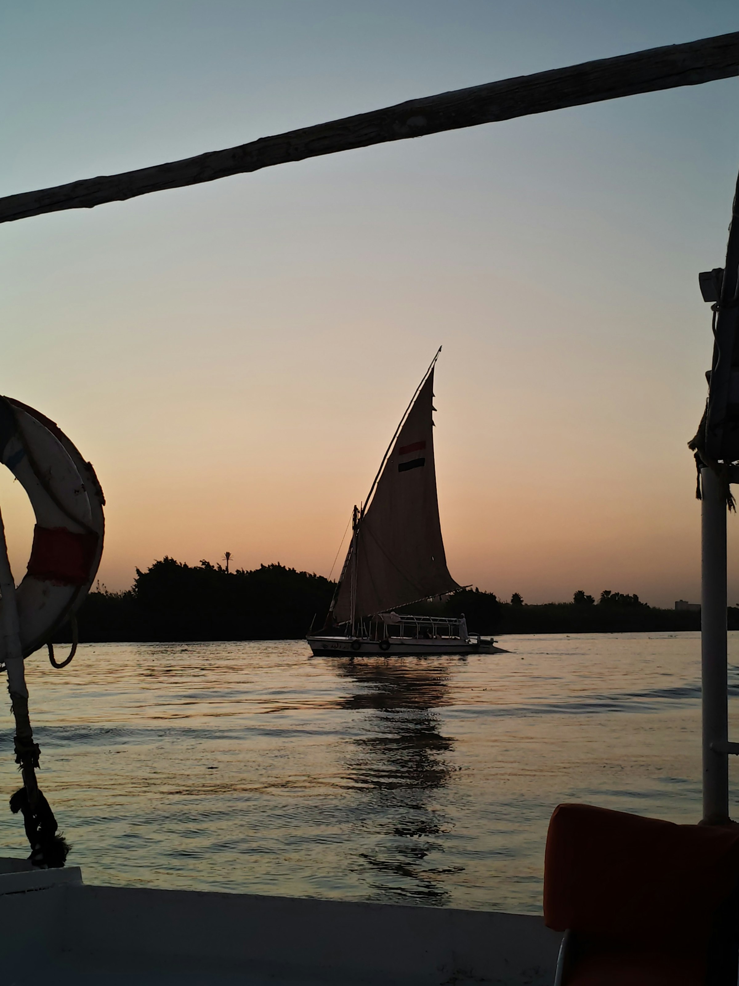 Falúa navegando el Nilo al atardecer